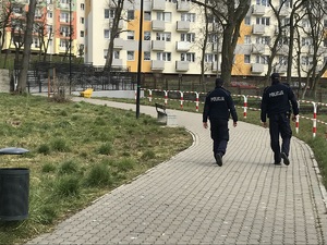 Policjanci podczas patrolu osiedla.