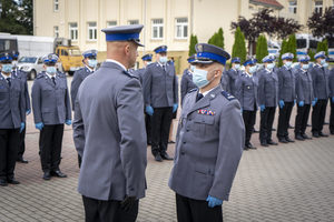 Policjant składa meldunek komendantowi