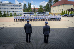 Komendant przemawia do zaproszonych gości