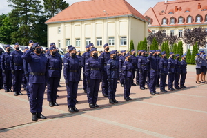 policjanci stoją na placu w szeregu