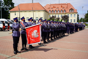 policjanci stoją w szeregu i oddają honor