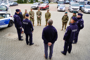 Widok na policjantów i resztę osób uczestniczących w zbiórce