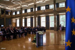 Uczestnicy konferencji słuchają konferansjera