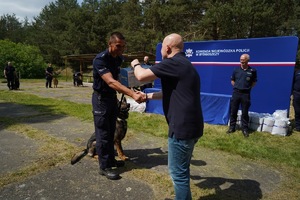 Policjanci podczas wręczenia nagród na koniec zawodów.