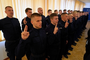 uroczystość ślubowania nowo przyjętych policjantów z udziałem między innymi Komendanta Wojewódzkiego Policji w Bydgoszczy, Wicewojewody Kujawsko-Pomorskiego oraz Kapelana kujawsko-pomorskiej Policji