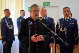 kapelan przemawia do policjantów