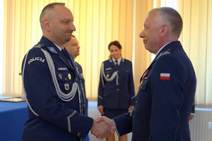 uroczystość związana ze zmianą Komendantów. Policjanci odbierają rozkazy personalne