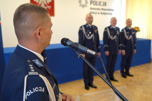 uroczystość związana ze zmianą Komendantów. Policjanci odbierają rozkazy personalne