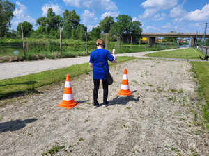 Policjanci na festynie nad jeziorem.