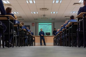 Policjant przemawia do uczestników konkursu