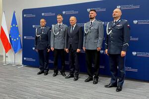 Policjanci podczas uroczystości wręczenia medali
