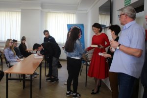 Fotografia przedstawia zaproszonych gości oraz policjantów rozdających nagrody uczestnikom konkursu.