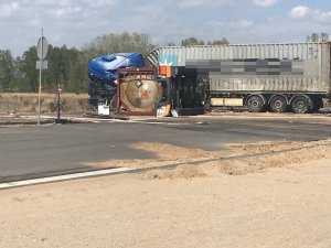 Zdjęcie przedstawia samochód ciężarowy po zdarzeniu  drogowy w miejscowości Szubin