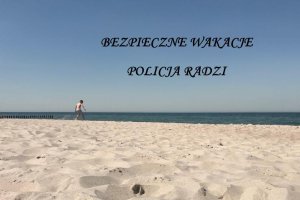 Zdjęcie przedstawia plażę. w oddali widać morze oraz biegnącego po piasku chłopca.