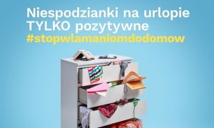 Zdjęcie przedstawia komodę z szufladami, z których wystają różne ubrania.