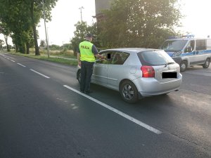 Kontrola trzeźwości - policjant sprawdza stan trzeźwości