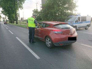 Policjant sprawdza stan trzeźwości  kierowcy