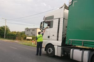 Policjant sprawdza stan trzeźwości kierowcy