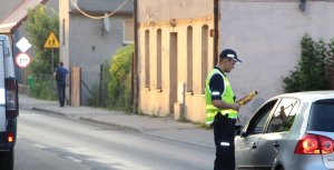 Policjant sprawdza stan trzeźwości kierowcy