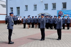 Zdjęcie przedstawia uroczystość Święta Policji - składanie meldunku przełożonemu przez dowódcę uroczystości