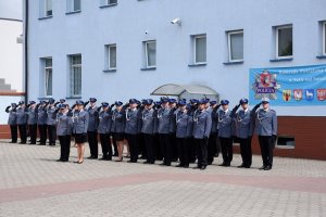 Zdjęcie przedstawia uroczystość Święta Policji - umundurowanych policjantów stojących na uroczystej zbiórce