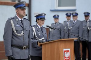 Zdjęcie przedstawia uroczystość Święta Policji - dowódca uroczystości obok lektor prowadzący uroczystość