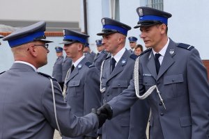 Zdjęcie przedstawia uroczystość Święta Policji - policjanci otrzymują awanse na wyższe stopnie służbowe