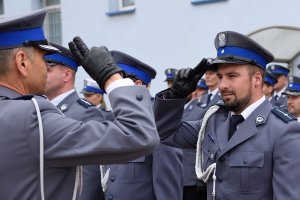 Zdjęcie przedstawia uroczystość Święta Policji - policjanci otrzymują awanse na wyższe stopnie służbowe