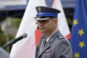 Zdjęcie przedstawia uroczystość Święta Policji - Zastępca Komendanta Wojewódzkiego Policji w Bydgoszczy podczas przemowy