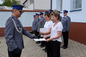 Zdjęcie przedstawia uroczystość Święta Policji - pracownice cywilne odbierające nagrody