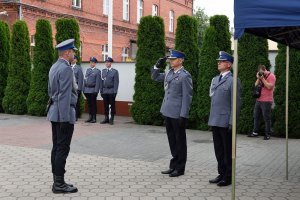 Zdjęcie przedstawia uroczystość Święta Policji - dwoódca uroczystości składa meldunek o zakończeniu uroczystości.