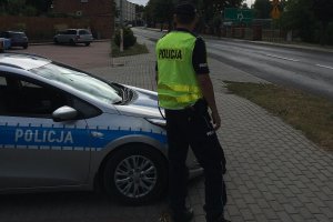 Zdjęcie przedstawia policjanta ruchu drogowego obserwującego ruch pojazdów w ramach działań NURD