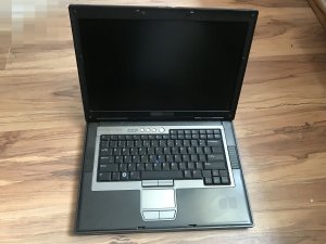 Zdjęcie przedstawia laptop