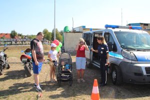 Uczestnicy festynu testują alkogogle