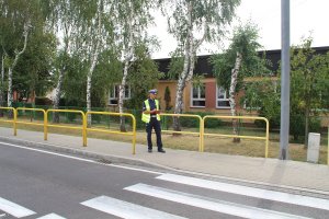 Policjant stoi przy przejściu dla pieszych