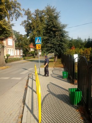 Policjant sprawdza usytuowanie znaków