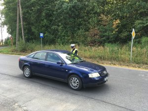 Policjant zatrzymał do kontroli pojazd