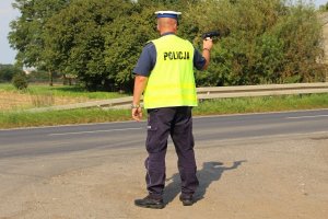 Policjant podczas działań ,,Ostatni Weekend wakacji&quot;