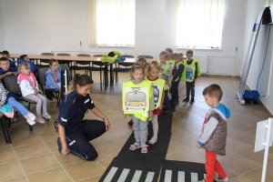 Przedszkolaki zapoznają się z zasadami bezpieczeństwa w ruchu drogowym