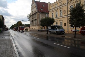 zdjęcie przedstawia budynek urzędu, a przed nim w części wydzielonej taśmą oznakowane pojazdy służb.