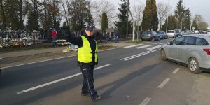 Policjantka kieruje ruchem w pobliżu kcyńskiego cmentarza