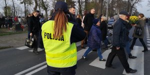 Policjantka kieruje ruchem w pobliżu przejścia dla pieszych