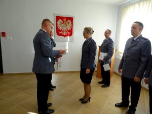 Zdjęcie przedstawia komendantów nakielskiej jednostki wręczających gratulacje z okazji jubileuszu