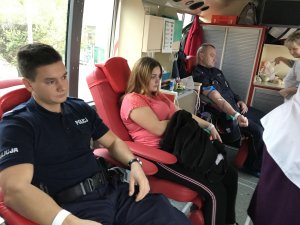 Zdjęcie przedstawia policjantów, którzy włączyli się w akcję. Mundurowi oddają krew.