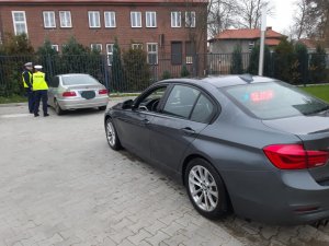 Zdjęcie przedstawia umundurowanych policjantów prowadzących kontrolę pojazdu