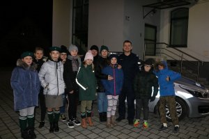 Pamiątkowe zdjęcie harcerzy z policjantami