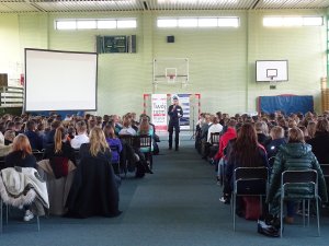 Policjantka prowadzi szkolenie w czasie Forum Młodzieżowego.