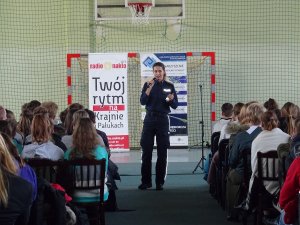 Policjantka prowadzi szkolenie w czasie Forum Młodzieżowego.