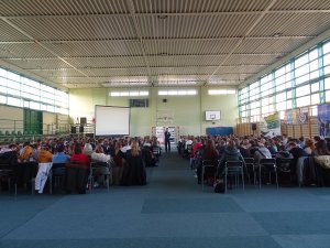 Policjantka prowadzi szkolenie w czasie Forum Młodzieżowego.