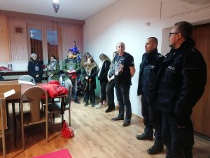 Zdjęcie przedstawia umundurowanych policjantów prowadzących szkolenie dla wolontariuszy WOŚP